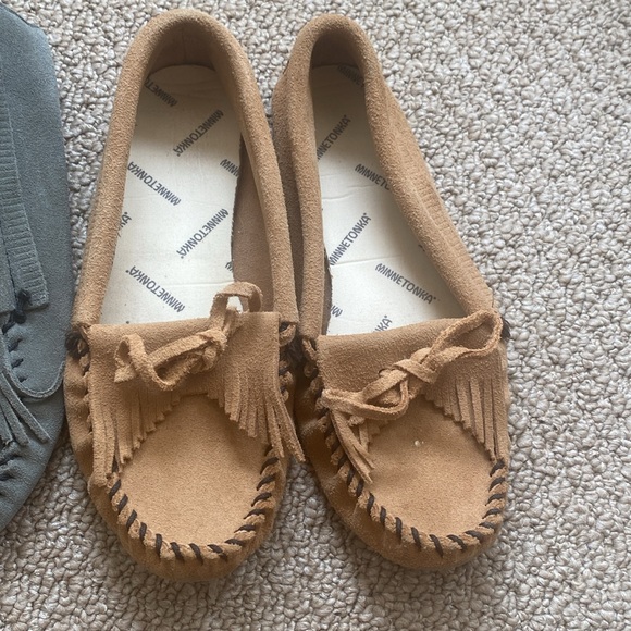 2 Minnetonka Moccasins in Tan and Grey. Suede Soft Sole Kilty Fringe Tie Size 6. - Picture 2 of 15
